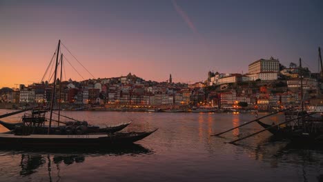 4k-Uhd-Cinemagraph-Eines-Schönen-Abends-In-Porto,-Portugal,-Die-Boote-Auf-Dem-Fluss-Bewegen-Sich-Sanft