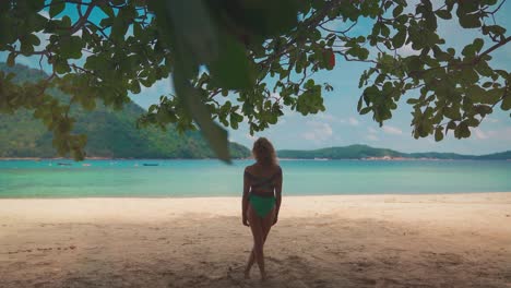 A-beautiful-4K-UHD-Cinemagraph-of-a-tropic-seaside-beach-at-Perhentian-Island,-Malaysia-and-a-brunette-woman-on-the-beach