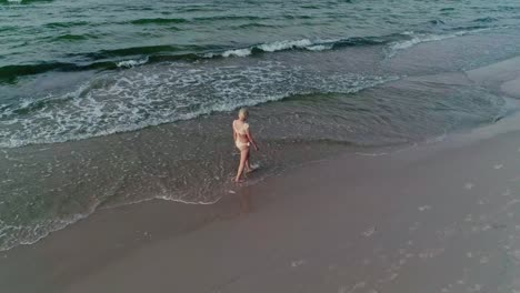 Schöne-Frau-Im-Gelben-Bikini-Am-Tropischen-Strand