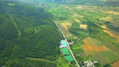 Schwimmbad-In-Der-Nähe-Des-Dorfes,-Luftbild