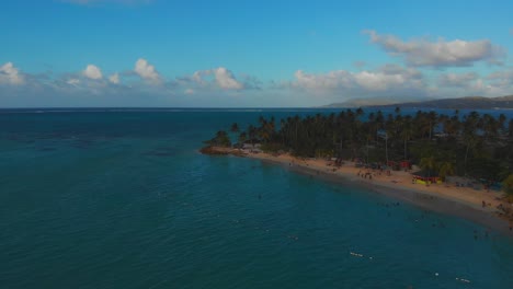 Imágenes-De-Drones-De-Un-Increíble-Punto-De-Palomas-Ubicado-En-La-Isla-Caribeña-De-Tobago