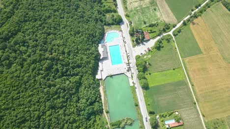 Schwimmbad-In-Der-Nähe-Des-Dorfes,-Luftbild