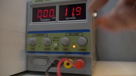 Adjusting-Voltage-on-Lab-Bench-Power-Supply