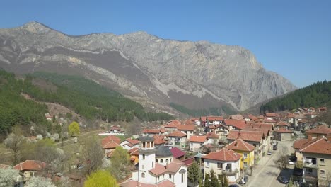 Zgorigrad,-Bulgaria,-Ciudad-Detrás-De-La-Montaña