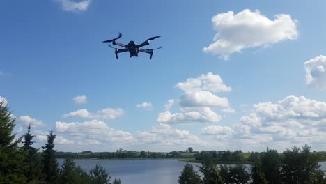 Drohne-Fliegt-In-Der-Luft-Und-Schwebt-Vor-Der-Kamera