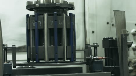 Abgeschlossene-Standbildaufnahme-Von-Schleifmaschinen,-Die-Sich-In-Einer-Produktionsstätte-Drehen