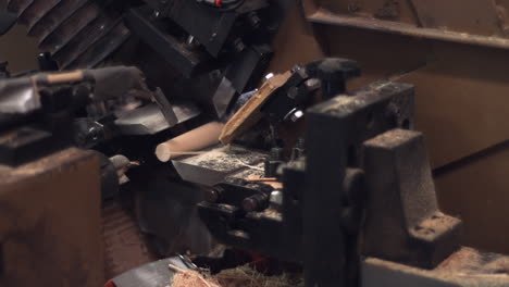 Gleitschuss-Einer-Automatisierten-Holzschnitz--Und-Schneidemaschine,-Die-In-Einer-Produktionsanlage-Arbeitet