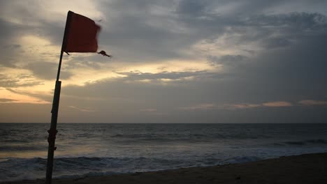Rote-Flagge-Sagt,-Dass-Man-Nicht-Am-Strand-Von-Sri-Lanka-Schwimmen-Darf