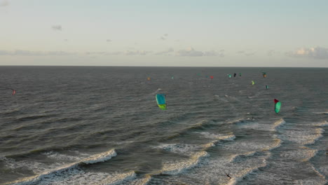 Kitesurfistas-En-La-Playa-Cerca-De-Domburg,-Países-Bajos