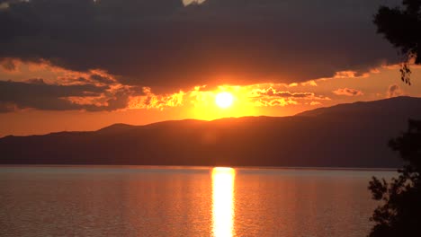 Sonnenuntergang-über-Dem-Natürlichen-See