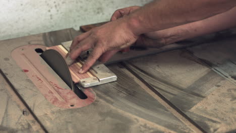 Gleitaufnahme-Der-Hände-Eines-Zimmermanns,-Der-Ein-Schleifwerkzeug-Verwendet,-Um-Ein-Stück-Holz-Zu-Formen