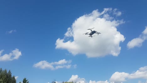 Drohne-Fliegt-Vor-Der-Kamera-In-Der-Luft