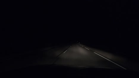 Paseo-Nocturno-En-Coche-Por-Carretera-Asfaltada