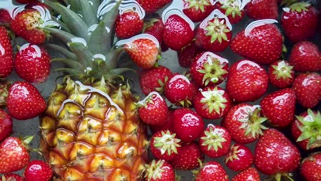 Vergrößern-Sie-Frische-Ananas-Und-Erdbeeren,-Die-Im-Waschbecken-Schwimmen