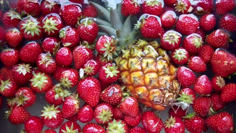 Fruta-Fresca-Lavada-Se-Convierte-Lentamente-En-Agua,-Concepto-De-Elección-Saludable