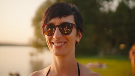 Sommermädchen-Lächelt-Am-Strand-In-Zeitlupe-Stockvideo