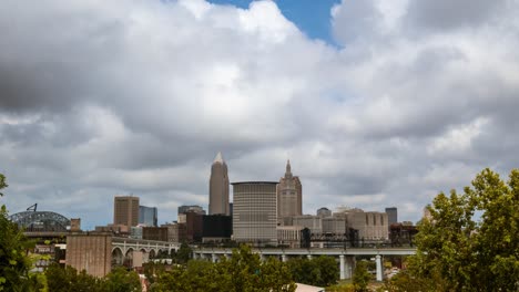 Cleveland,-Ohio-Time-lapse-Del-Horizonte-Del-Centro-De-La-Ciudad-Con-Nubes-Dramáticas-Que-Pasan