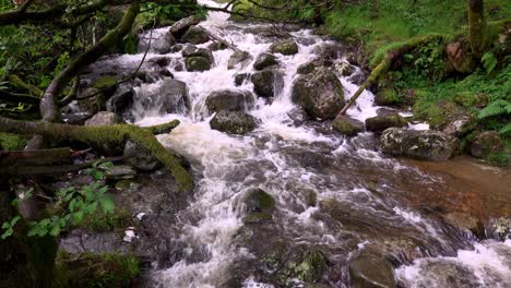 El-Río-Poulanass-Cae-Sobre-Rocas-En-La-Parte-Superior-De-Las-Cataratas-De-Agua-En-El-Parque-Nacional-De-Wicklow,-Irlanda