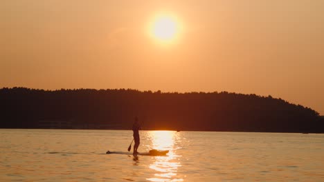 Majestätisches-Sommer-Sonnenuntergang-See-Paddleboard