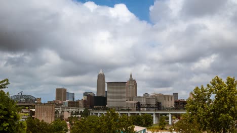Cleveland,-Ohio-Zeitraffer-Der-Skyline-Der-Innenstadt-Mit-Dramatischen-Vorbeiziehenden-Wolken