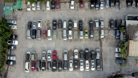 Blick-Auf-Einen-Kleinen-öffentlichen-Parkplatz-Voller-Autos-Von-Oben-Während-Des-Tages