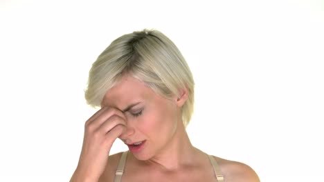 Eine-Blonde-Frau-Hat-Schmerzen-Aufgrund-Von-Nebenhöhlenschmerzen