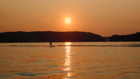 Motorboat-on-the-lake-sundown