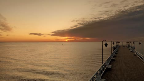 Flug-Oben-über-Pier-Bei-Sonnenaufgang-Nera-Sea