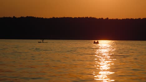 Sonnenuntergang-See-Paddleboard-Majestätische-Landschaft