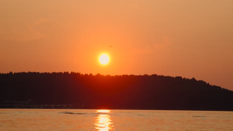 Majestic-summer-sunset-lake-hang-glider