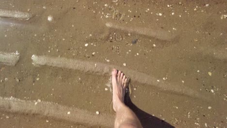 Nahaufnahme-Der-Füße-Beim-Gehen-Auf-Dem-Sand-Der-Nördlichen-Meeresküste-In-Zeeland,-Niederlande---4k60