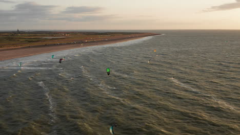 Kitesurfistas-En-La-Playa-Cerca-De-Domburg,-Países-Bajos