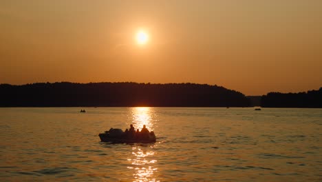 Sonnenuntergang-See-Tretboot-Majestätische-Sonne