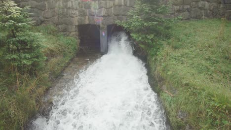 Staudamm-Am-Fluss,-Mittelalterliche-Brücke-In-Den-Bergen