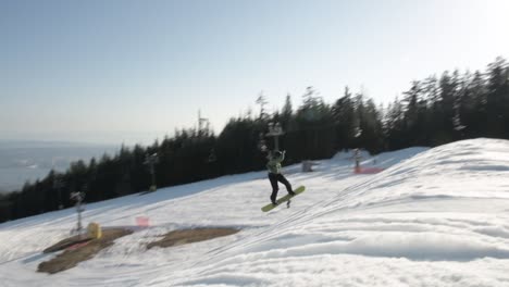 Snowboarder-Girando-Un-540-Con-Un-Agarre-De-Nariz-Sobre-Un-Gran-Salto-En-El-Parque-De-Nieve