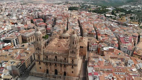 Spanien-Jaen-Kathedrale,-Catedral-De-Jaen,-Fliegende-Aufnahmen-Dieser-Alten-Kirche-Mit-Einer-Drohne-Bei-4k-24fps-Unter-Verwendung-Eines-Ndfilters-Auch-Die-Altstadt-Von-Jaen-Ist-Zu-Sehen