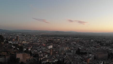 Granada-Am-Nachmittag-Spanien-Andalusien-Drohnenansicht-Von-Granada-Am-Nachmittag-Mit-Etwas-Blick-Auf-Das-Stadtzentrum