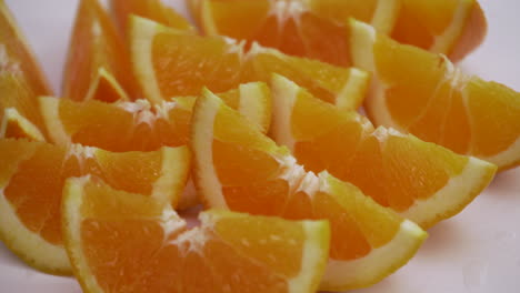 Saftige-Orangenscheiben-Keile-Isoliert-Auf-Weißem-Hintergrund-Stabile-Bewegung-Frisches-Obst-Mit-Hohem-Vitamin-C,-Gesunde-Ernährung