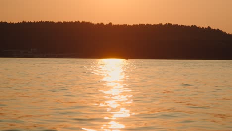 Roter-Sonnenuntergang-Auf-Dem-See-In-Zeitlupe