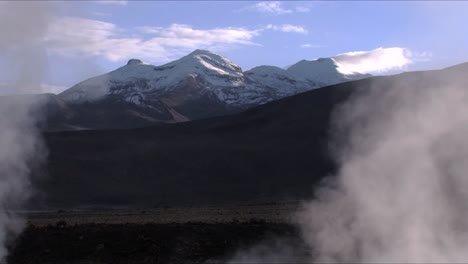 Vapor-Que-Sale-De-Los-Géiseres-El-Tatio-En-Las-Montañas-Nevadas-De-Los-Andes-En-Chile