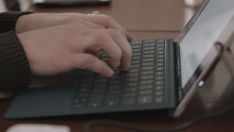 Weibliche-Hände,-Die-Auf-Einer-Tablet--Oder-Laptoptastatur-Mit-Flachem-Fokus-Tippen
