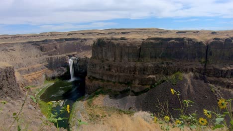 Panoramic-view-of-the-Plouse-Falls-and-the-Palouse-River-in-the-Scablands-of-Eastern-Washington-State-near-Palouse-Falls-State-Park