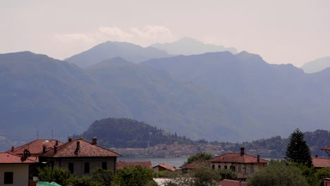Un-Pueblo-Al-Otro-Lado-Del-Lago-De-Como-En-Italia