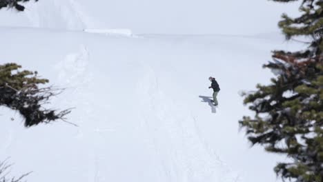 Snowboarder-Dreht-Einen-360-Mit-Einem-Grab-über-Einen-Sprung-Im-Backcountry