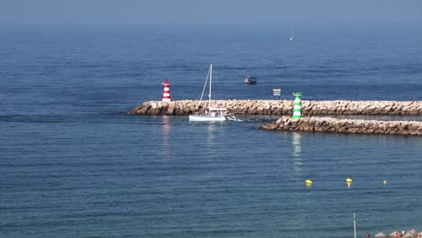 Villamoura-Hafeneinfahrt-In-Der-Agarve-Portugal-Mit-Booten-Und-Leuchttürmen-An-Einem-Ruhigen-Sonnigen-Morgen