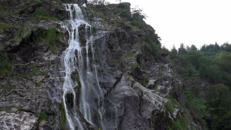 Der-Powerscourt-Wasserfall-Ist-Mit-398-Fuß-Der-Höchste-In-Irland