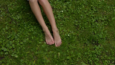 Fitte-Und-Glatte-Weibliche-Beine-Mit-Gesunder-Haut-Auf-Grünem-Gras