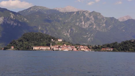 Ein-Dorf-Am-Anderen-Ufer-Des-Comer-Sees-In-Italien