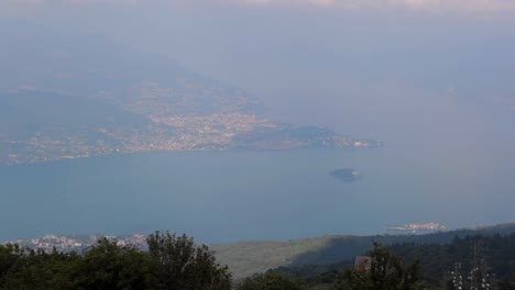Lago-Maggiore-Durante-Un-Día-Nublado-En-El-Verano,-Visto-Desde-Lo-Alto-De-Una-Montaña
