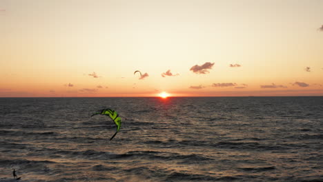 Kitesurfistas-Cerca-De-La-Playa-De-Domburg-Durante-La-Puesta-De-Sol